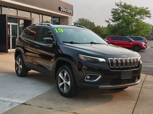 Used 2019 Jeep Cherokee Limited w/ Luxury Group AWD/4WD image 3