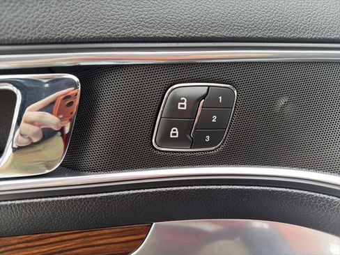 Used 2019 Ford Explorer Limited w/ Ford Safe & Smart Package image 11