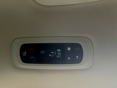 Used 2023 Chrysler Pacifica Touring-L FWD image 19
