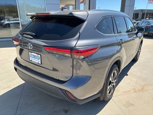 Used 2021 Toyota Highlander XLE AWD/4WD image 7