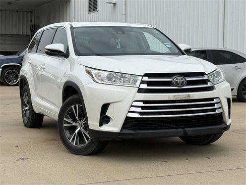 Used 2017 Toyota Highlander LE image 1