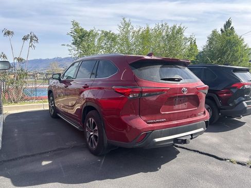 Used 2022 Toyota Highlander XLE image 6