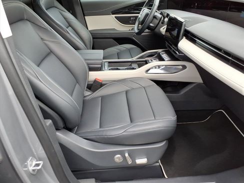 Used 2025 Lincoln Nautilus Premier image 9