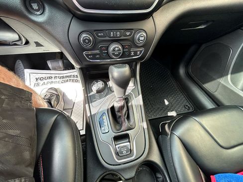 Used 2019 Jeep Cherokee Trailhawk w/ Comfort/Convenience Group image 19