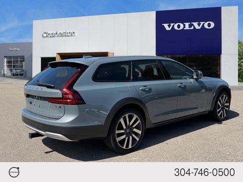 Certified 2022 Volvo V90 B6 Cross Country w/ Lounge Package AWD/4WD image 3