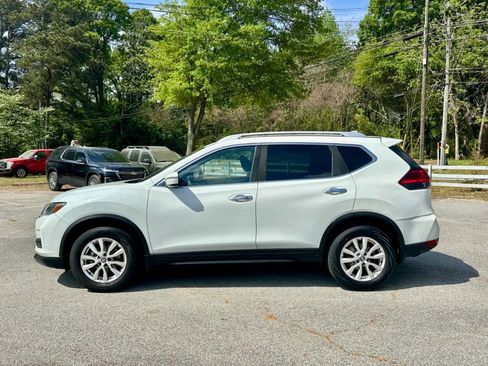 Used 2017 Nissan Rogue SV image 4