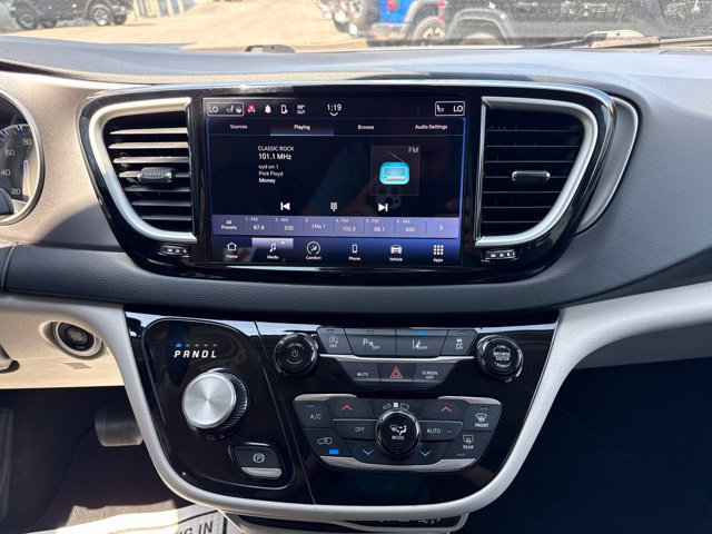 Used 2023 Chrysler Pacifica Touring-L FWD image 16