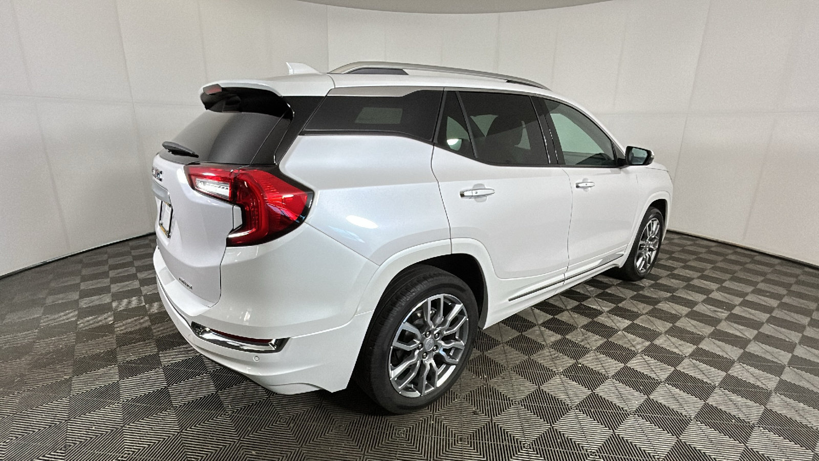 Used 2023 GMC Terrain Denali w/ Denali Premium Package AWD/4WD image 3
