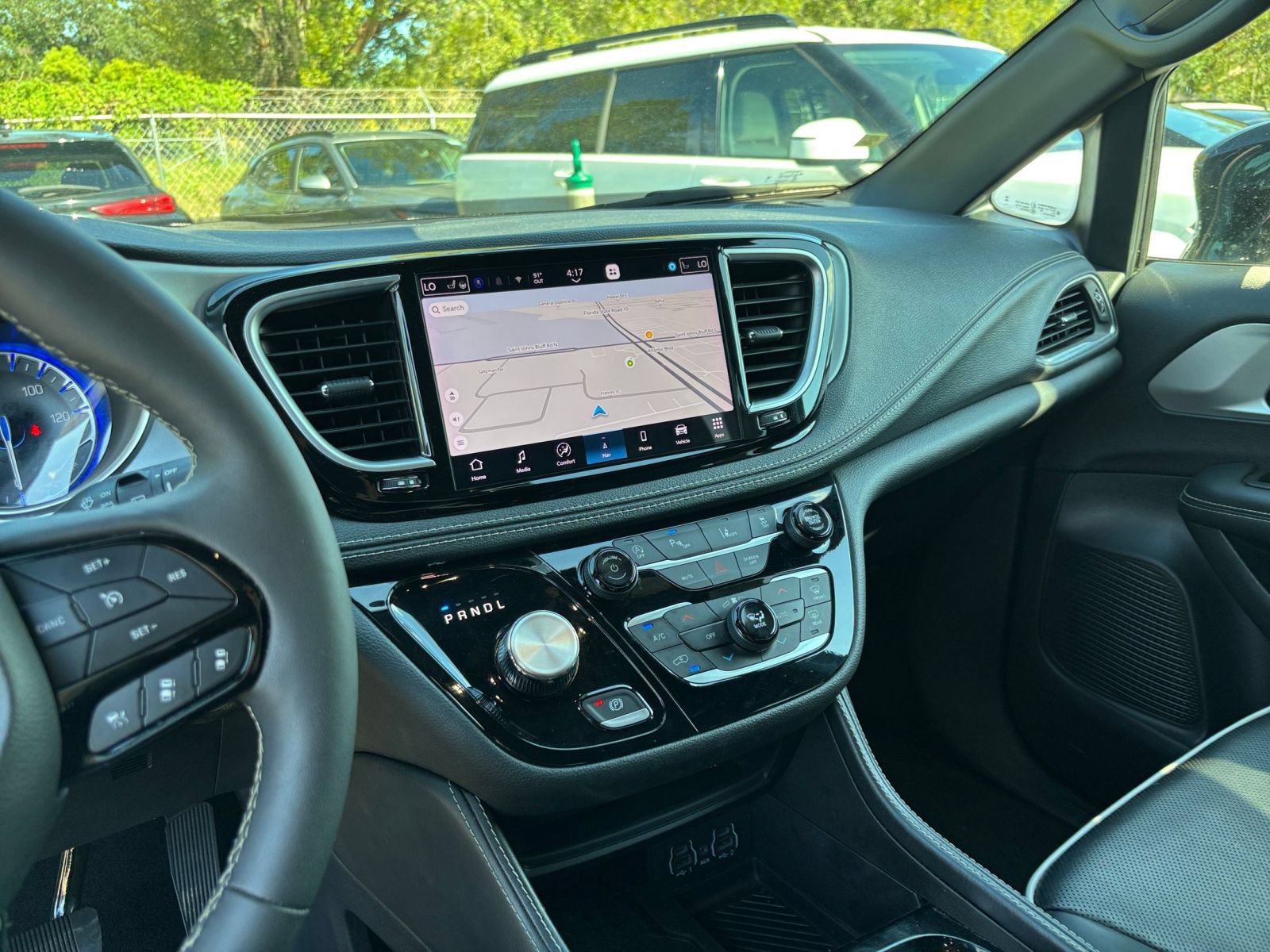 Used 2025 Chrysler Pacifica Limited FWD image 16