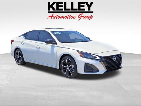 Used 2023 Nissan Altima 2.5 SR w/ SR Premium Package image 1