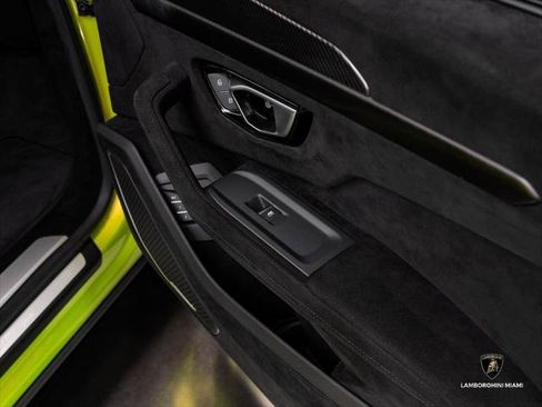 Used 2024 Lamborghini Urus Performante AWD/4WD image 37