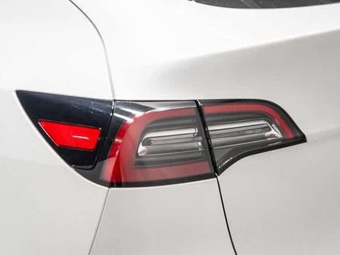 Used 2021 Tesla Model Y Long Range image 9