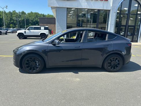 Used 2024 Tesla Model Y Long Range AWD/4WD image 2