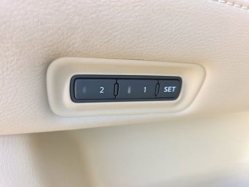 Used 2015 Nissan Pathfinder SL w/ SL Tech Package FWD image 12