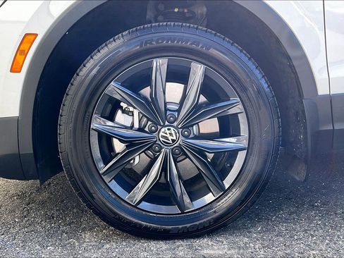 Certified 2024 Volkswagen Tiguan SE image 8