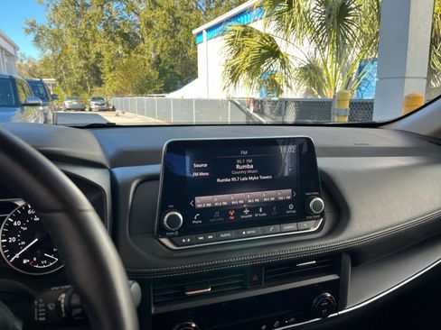 Used 2025 Nissan Rogue SV image 29