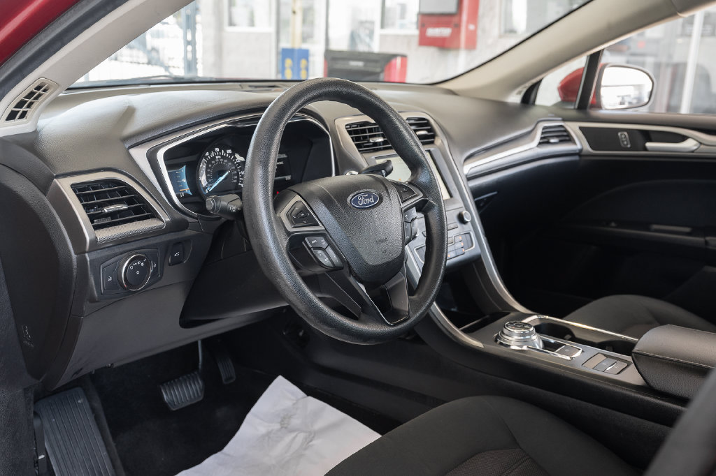 Used 2020 Ford Fusion SE FWD image 19