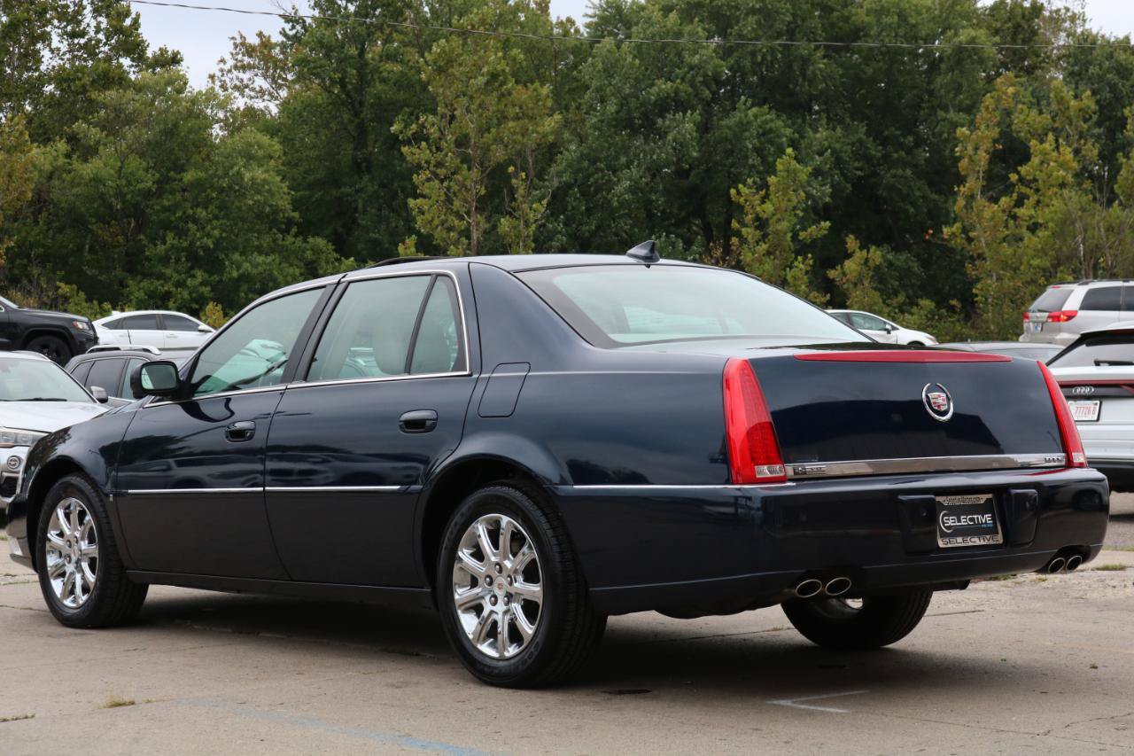 Used 2009 Cadillac DTS w/ Sun And Sound Package FWD image 14