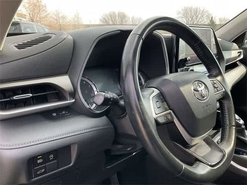 Used 2023 Toyota Highlander XLE image 10