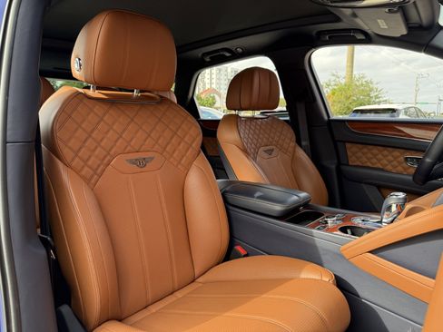 Used 2021 Bentley Bentayga V8 image 23
