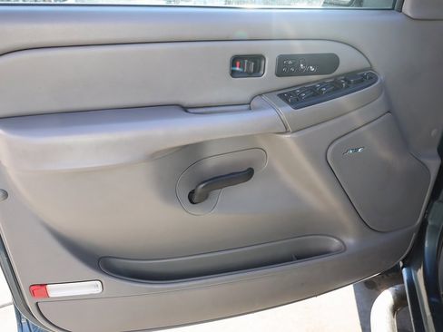 Used 2006 GMC Sierra 2500 SLT w/ Heavy-Duty Power Package image 10