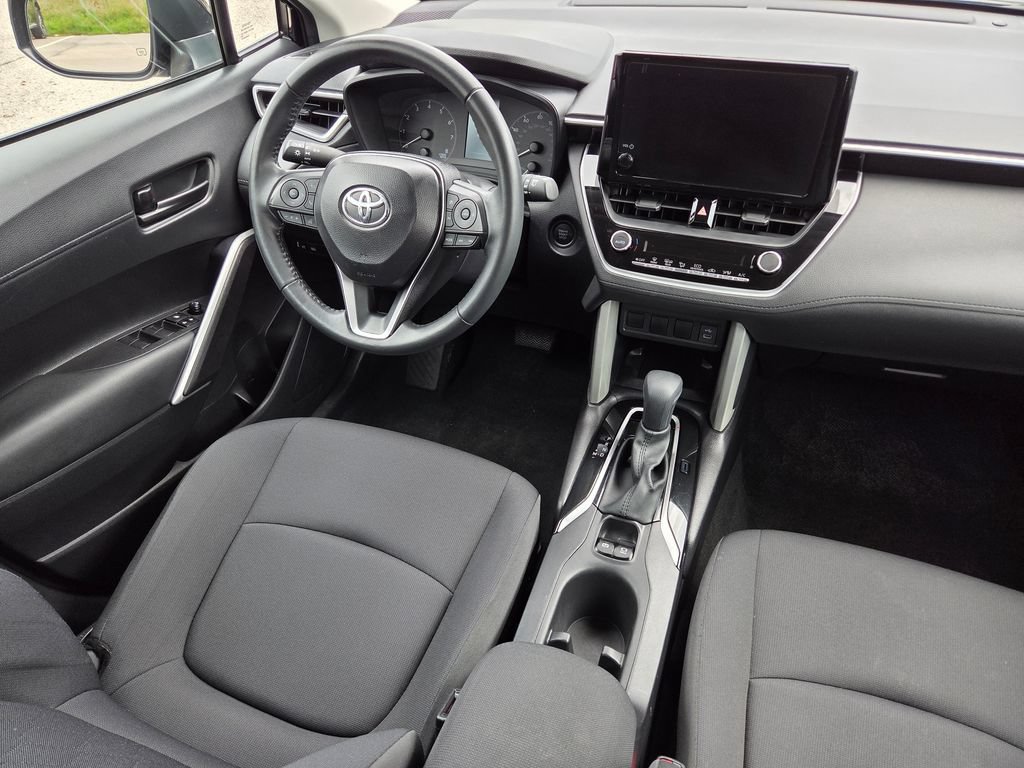 Used 2025 Toyota Corolla Cross LE FWD image 31