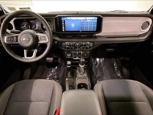 Used 2025 Jeep Wrangler Unlimited Sahara w/ Safety Group AWD/4WD image 18
