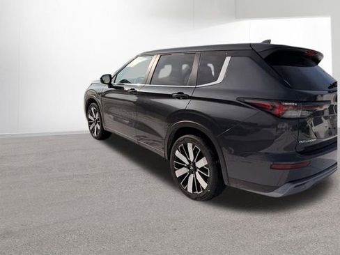 Used 2025 Mitsubishi Outlander SE image 6