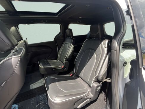 Used 2025 Chrysler Pacifica Limited FWD image 22