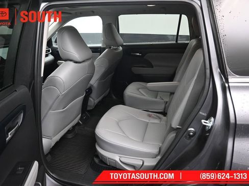 Used 2023 Toyota Highlander XLE AWD/4WD image 10
