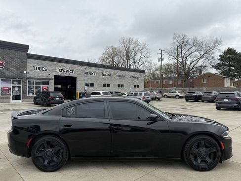 Used 2016 Dodge Charger SXT w/ Blacktop Package image 8