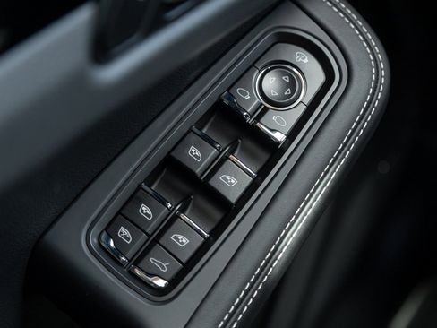 Certified 2025 Porsche Macan image 19