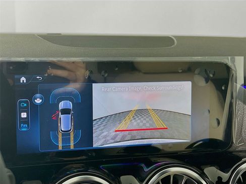 Used 2025 Mercedes-Benz GLA 250 4MATIC image 12