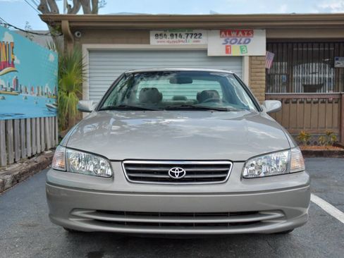 Used 2001 Toyota Camry XLE image 2