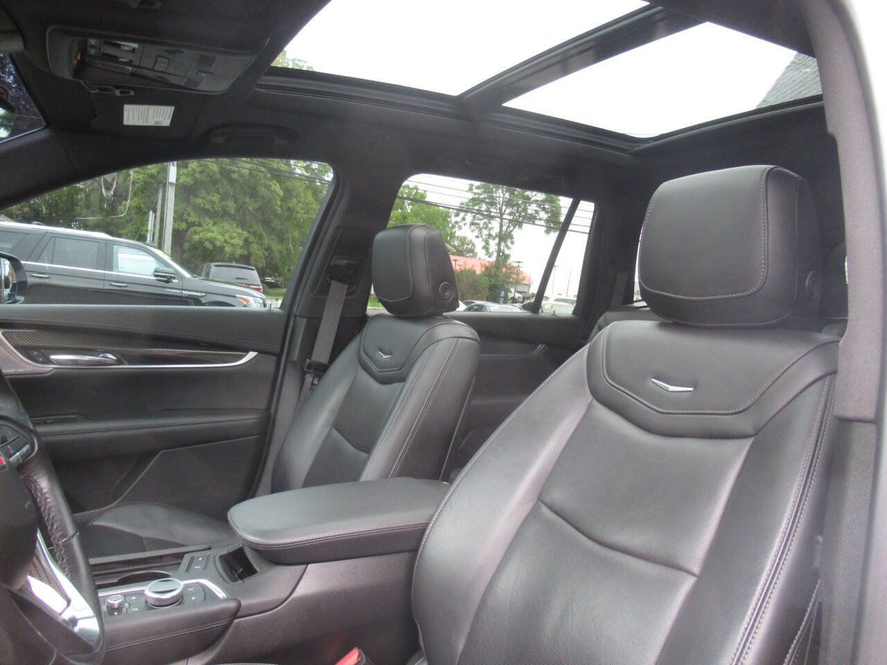 Used 2022 Cadillac XT6 Sport w/ Technology Package AWD/4WD image 16
