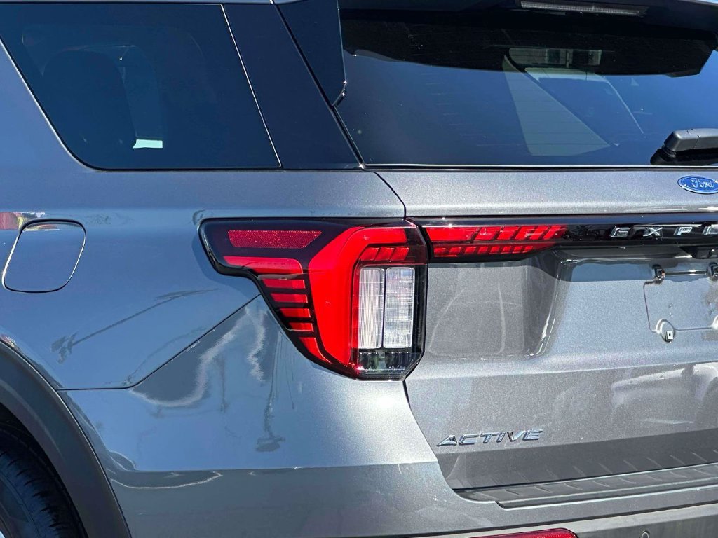 Used 2025 Ford Explorer Active AWD/4WD image 9