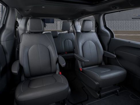 Used 2025 Chrysler Pacifica Select image 16