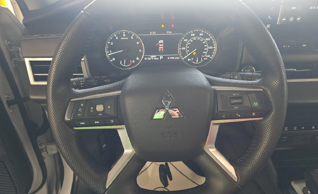 Used 2025 Mitsubishi Outlander SE FWD image 6