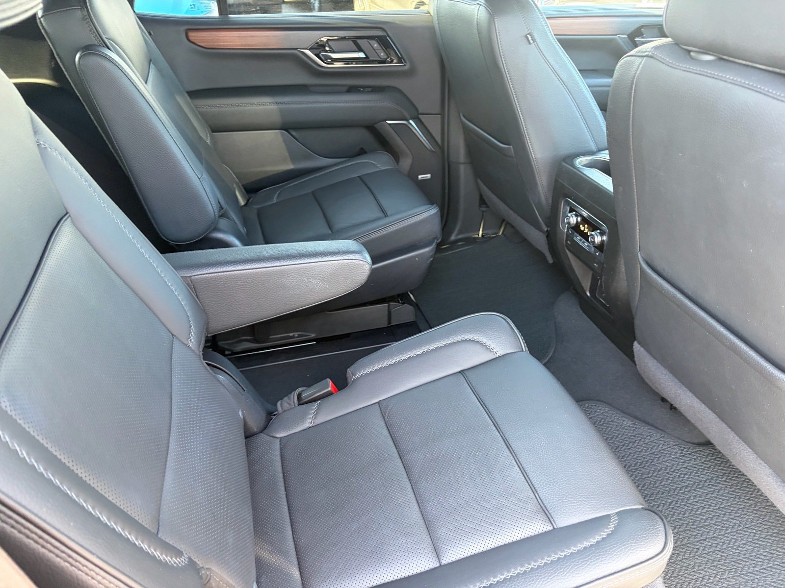 Used 2025 GMC Yukon Denali RWD image 32