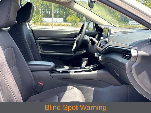 Used 2024 Nissan Altima 2.5 SV FWD image 8