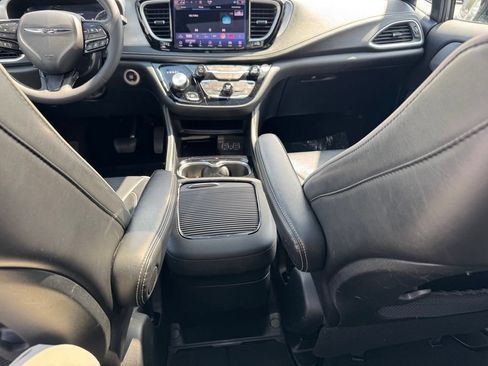 Used 2025 Chrysler Pacifica Limited FWD image 20