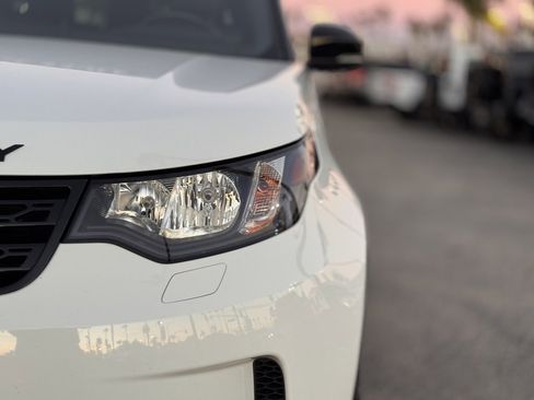 Used 2018 Land Rover Discovery SE image 8