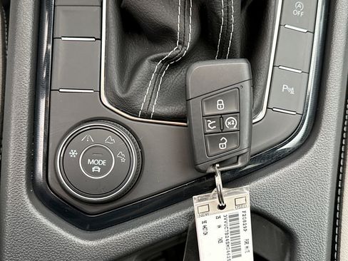 Used 2025 Volkswagen Taos SE image 23