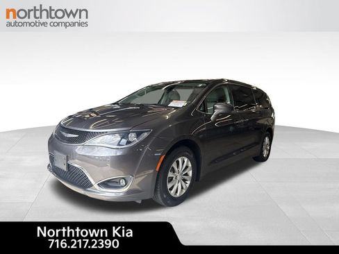 Used 2018 Chrysler Pacifica Touring Plus FWD image 1