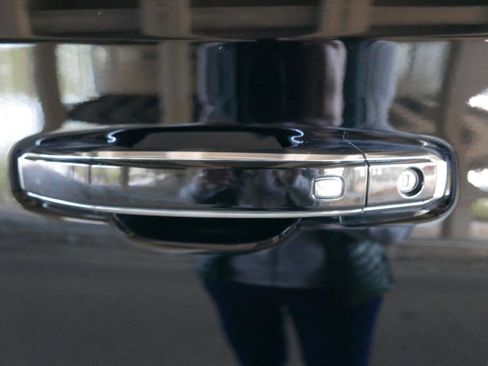 Used 2022 GMC Yukon SLT w/ SLT Premium Package image 23