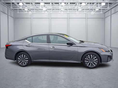 Used 2025 Nissan Altima 2.5 SV FWD image 6
