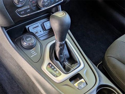 Certified 2017 Jeep Cherokee Latitude w/ Comfort/Convenience Group image 27