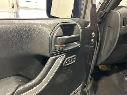 Used 2018 Jeep Wrangler Unlimited Sahara w/ Connectivity Group AWD/4WD image 15