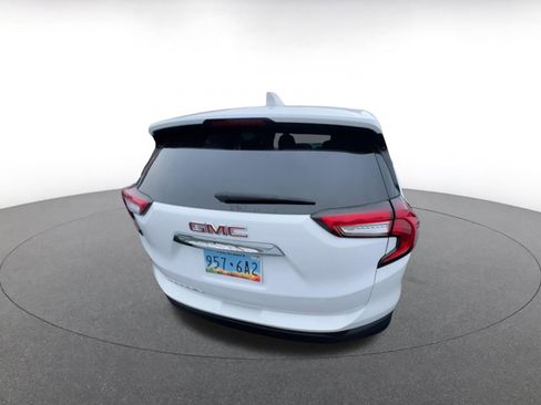 Used 2024 GMC Terrain SLE image 4