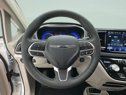 Used 2024 Chrysler Pacifica Touring-L FWD image 15